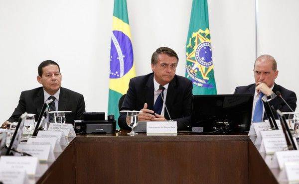 Ministro-chefe da Casa Civil disse que assunto foi tratado na reunião ministerial desta terça (8). Segundo Onyx, Bolsonaro tem pressa no decreto porque se trata de promessa de campanha. Ministro-chefe da Casa Civil disse que assunto foi tratado na reunião ministerial desta terça (8). Segundo Onyx, Bolsonaro tem pressa no decreto porque se trata de promessa de campanha.